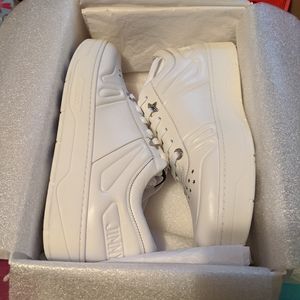 Jimmy choose Hawaii sneakers